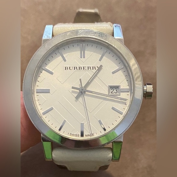 Burberry Cream Dial Silver Watch UNISEX display picture 2